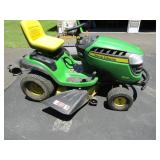 John Deere D130 RidingMower w/Bagging System-121hr