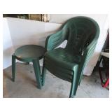 5 Plastic Chairs w/Table