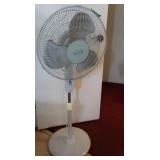 Feature Comforts Pedestal Oscillation Fan