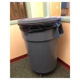 44 Gal Rubbermaid Garbage Can w/Wheels/Lid