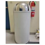 United Commercial Trash Can w/Liner