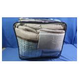 Comforter(88x78)& 4 Accent Pillows