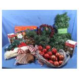 Christmas Garland, Stockings, Bows, Dï¿½cor