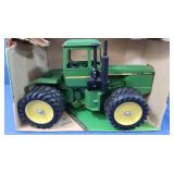 John Deere 4WD Tractor 8650 (box damaged)