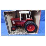 International 1586 Tractor w/Cab (box damaged)