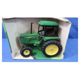 NIB John Deere Row Crop Tractor 1:16 Scale