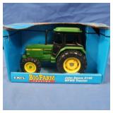 NIB John Deere 3140 Big Farm Tractor 1:32 Scale