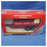 NIB Case International Barge Wagon 1:32 Scale