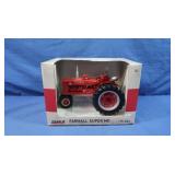 NIB Case IH Farmall Super MD Tractor 1:16 Scale