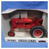 NIB Farmall Super M-TA 1:16 Scale