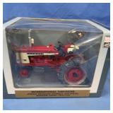 NIB Farmall 504 Diesel Tractor 1:16 Scale