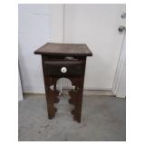 Primitive Wood Side Tabel 17.5x20x29"
