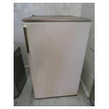Coldspot Mini Fridge 33.5Hx20Wx25"D w/handle