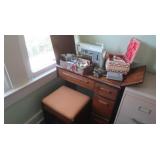 Singer Sewing Machine w/3-drawer Cabinet &