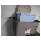 5 Rubbermaid Bins