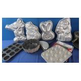10 Pcs Incl Mickey Alum. Cake Mold, Santa Claus