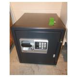 Sentry Safe Box w/Key-17z16x18"