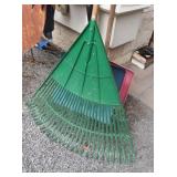 Lg Lawn Rake,2 Snow Shovels