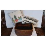 Wicker Basket w/Pillow, Blanket and Chairpad