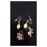 Two(2) Pairs of earrings with amber and gold color