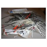 Lot of approximately 100 cable ties