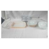 5 piece bakeware set(fire king, pyrex and wilton)
