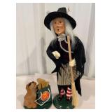 Byers Choice - Halloween witch with dog