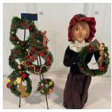 Byers Choice - Lady with wreaths