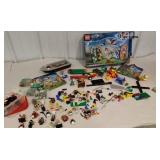 Box of miscellaneous Legos