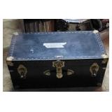 Footlocker with tray