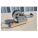 Hand crank winch