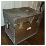 Flat top trunk 26"19"23"