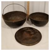 2 cast iron kettles with one lid
