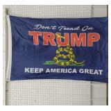 2 trump flags