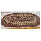 Oval braided throw rug
