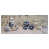 Box pretty blue & white teapots W/creamers &