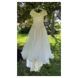 Vintage wedding dress - nice appliqués - a little