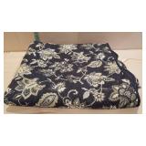 Beautiful quilted comforter size 96x110
