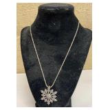 Pretty sterling snowflake pendant & chain