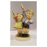Hummel - boy and girl cheering
