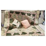 Pretty handmade quilt w/2 pillows, appears to be