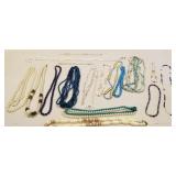 Lot of jewelry, necklaces