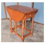 Butterfly drop leaf with a drawer 24x13x26