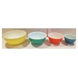 4 pcs Pyrex bowls