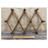 Accordion wall hanger coat/hat rack