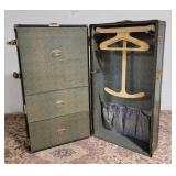 Wardrobe trunk
