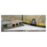 2 tin toys - Garage & ship