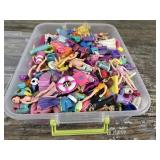 Little tub of Polly Pocket dolls & accessories