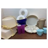 Box of Tupperware items - square and rd cake