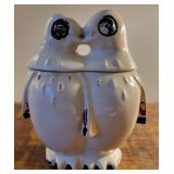 Cookie jar McCoy kissing penguins.